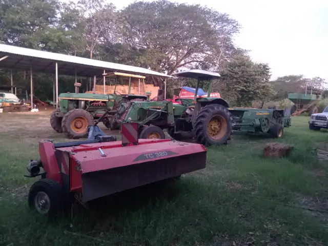 Maquinaria agrícola utilizada para cortar el pasto